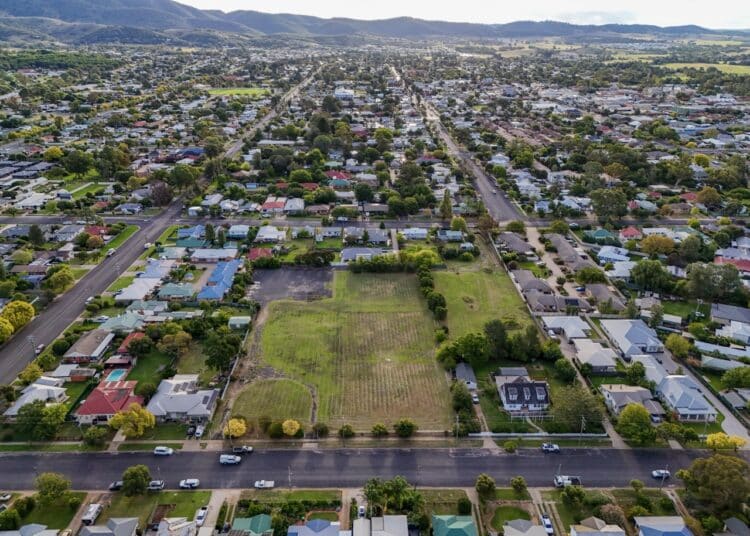 EnergyCo will build worker accommodation on a former bowling club site in the heart of Mudgee to help ease pressure of current housing stock in the area during the construction of the REZ. Image: Toby Zerna Media, courtesy of New South Wales Government